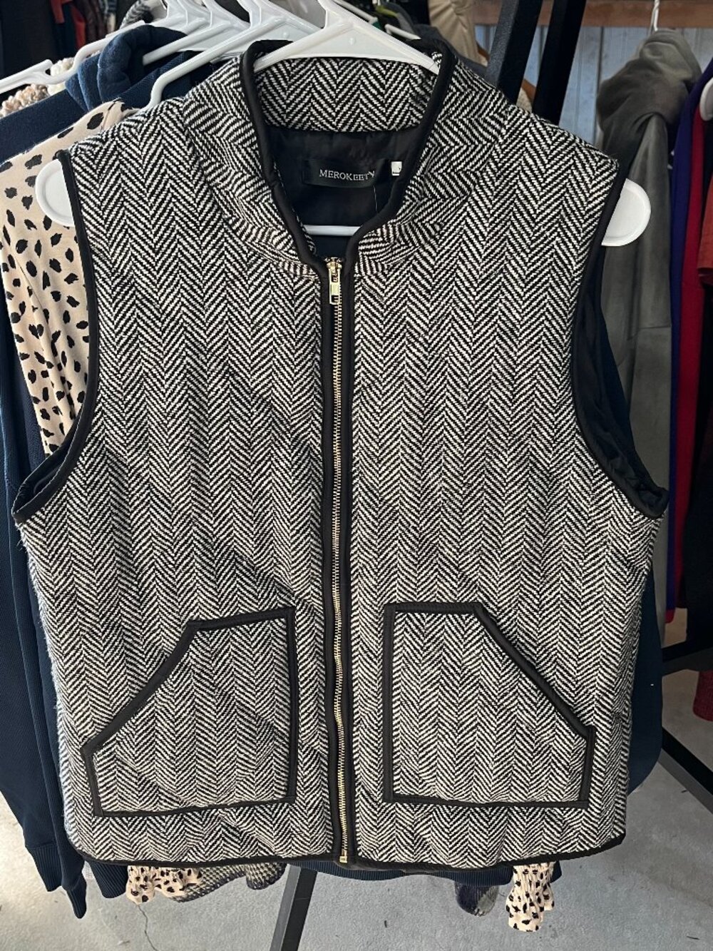 Merokeety Black & White Herringbone Zip-Up Vest — Size Large